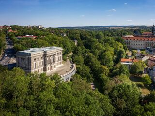 Goethe- und Schiller-Archiv Ein beeindruckendes historisches Gebäude umgeben von üppigem Grün, das die Schönheit der Natur und Architektur vereint.