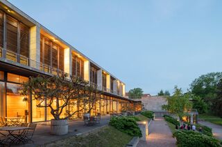 Die Terrasse der Weimarhalle bei Nacht Der einladende Außenbereich der Weimarhalle mit Tischen und Stühlen, ideal für gesellige Zusammenkünfte in der Dämmerung.