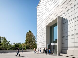 Bauhaus-Museum Weimar, Foto: Thomas Müller, weimar GmbH Das Museum mit seiner markanten Architektur zieht zahlreiche Besucher an, die sich auf dem Platz davor bewegen.
