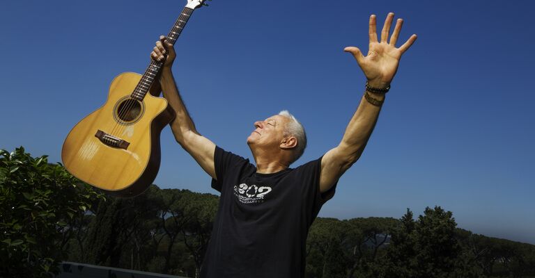 Press-TommyEmmanuel In Air Photo Credit Luiciano Viti.jpg Tommy Emmanuel