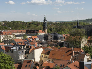Stadtblick, Foto: Maik Schuck, weimar GmbH Ein Blick auf die Stadt mit vielen roten Ziegeldächern, alten Kirchen und einer üppigen, grünen Landschaft im Hintergrund.