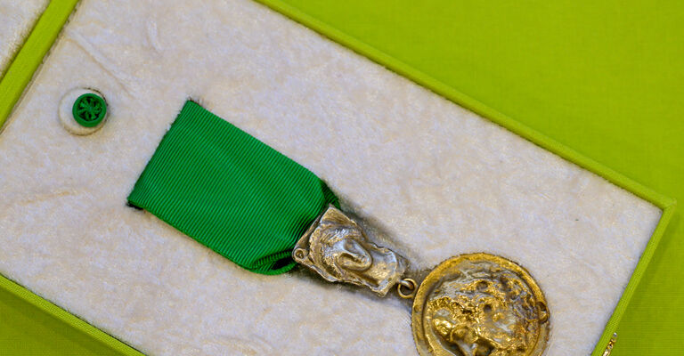HS20250828-Weimar_Goethe-Medaille-0005_(c)Henry Sowinski.jpg Weimar, 28.08.2025 – Verleihung der Goethe-Medaille 2025 in der Kleinen Weimarhalle. Ausgezeichnet wurden David Van Reybrouck, Ayşe Buğra und Asena Günal (in Vertretung für Osman Kavala) und Li Yuan. Die Goethe-Medaille ist die wichtigste Auszeichnung des Goethe-Instituts für Verdienste um den internationalen Kulturaustausch. Foto: Henry Sowinski