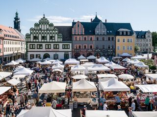 Toepfermarkt auf dem Marktplatz Weimar Der belebte Marktplatz in Weimar mit zahlreichen Ständen, bunten Zelten und Menschen, die frische Produkte und Handwerk kaufen.