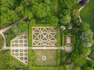 Belvedere, Russischer Garten, Foto: Marcus Glahn, Schatzkammer Thüringen Luftaufnahme eines kunstvoll gestalteten Gartens mit bunten Blumenbeeten und gepflegten Hecken, die ein harmonisches Bild ergeben.