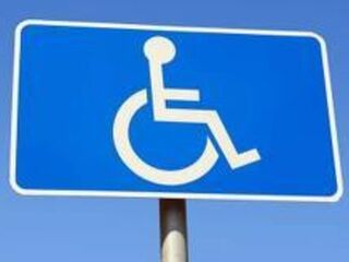 Parkplätze für bewegungseingeschränkte Menschen Ein deutlich sichtbares Schild mit einem Rollstuhl-Icon, das auf die Zugänglichkeit für Menschen mit Mobilitätseinschränkungen hinweist.