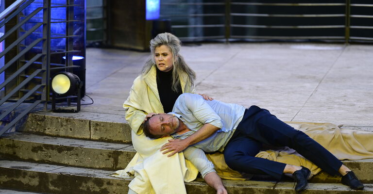 Michaela Schaffrath und Julian Weigend bei der Generalprobe zum Theaterstück 'Jedermann' am Pavillon im Weimarhallenpark. Weimar, 10.07.2024