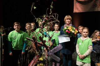 Susanne Junkel mit der Kinderjury bei der Gratulation