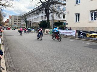 Kinder fahren Fahrrad