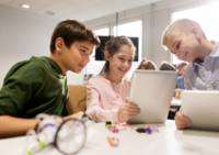 Kinder mit Tablets