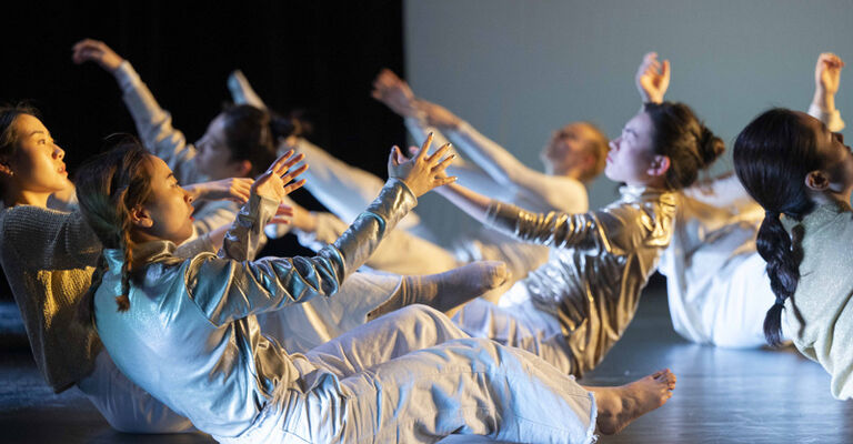 Performance-Projekt TRIGGER mit einer Wechselwirkung von Bewegung und Klang im Studiotheater Belvedere der HfM.