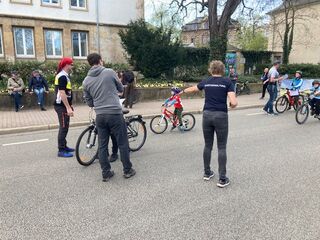 Erwachsene übergeben Medaillen an Kinder