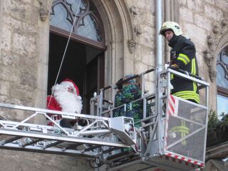 Weihnachtsmann mit Feuerwehr am Rathaus