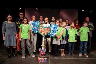 Gruppenbild der Nominierten und Kinderjury