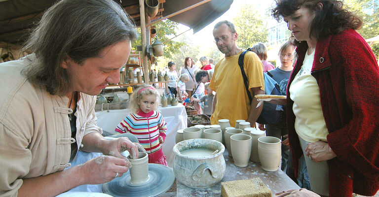 Handwerkermarkt Barockschloss und Garten Lichtenwalde im Sommer 2006
Handwerk, Kunst, Künstler Handwerker
Veranstalter Andreas Wolf (Zickra bei Berga) 

Fotograf: Mathias Schinnerling
Haardtstraße 10, 07937 Zeulenroda, 
Telefon 0172 8685088