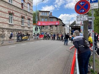 Kinder mit Fahrrädern am Start