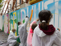 Kinder bei einem Graffitiworkshop in der Schillerstraße